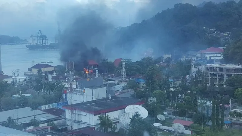 Kebakaran di Gedung Telkom Indonesia, Jayapura, Papua (mataraminside.com)