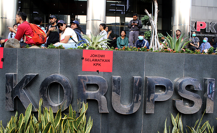 Para pengunjuk rasa di Gedung KPK (Law-Justice/Robinsar Nainggolan)