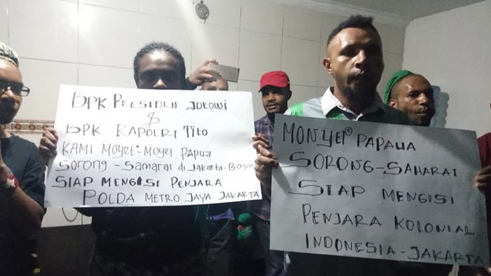 Sebanyak 12 mahasiswa asal Papua menyerahkan diri ke Polda Metro Jaya sebagai bentuk solidaritas atas 2 rekannya yang ditangkap paksa polisi. (tirto.id)
