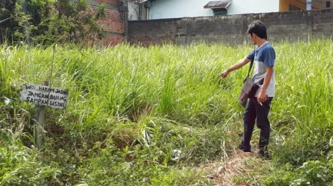 Lokasi penempuan mayat bayi laki-laki yang dibuang ke tempat sampah. (Antara).