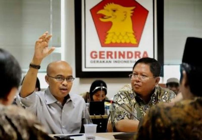 Sekretaris Fraksi Partai Gerindra di DPR Desmond J. Mahesa (kiri) (Makassartoday.com)