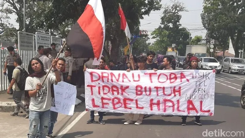Mahasiswa Pecinta Danau Toba menggelar aksi tolak wisata halal. (detikcom)
