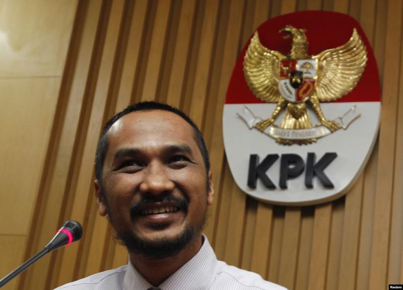 Handphone Eks Komisioner Komisi Pemberantasan Korupsi (KPK) dan diskusi ICW diretas dengan mengirim video porno (VOA Indonesia)