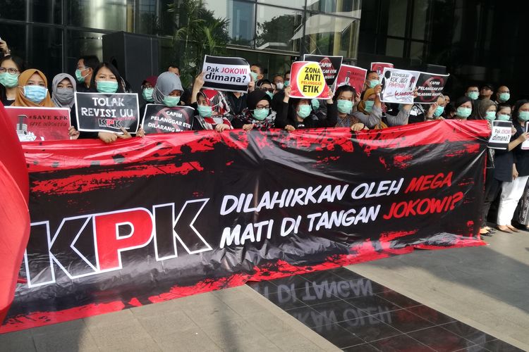 Aksi solidaritas SAVE KPK oleh pegawai dan pimpinan KPK di Gedung Merah Putih KPK, Jakarta, Jumat (6/9/2019)(KOMPAS.com)