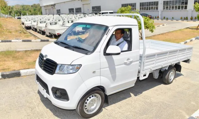 Presiden Joko Widodo menjajal mobil Bima Esemka (Carmudi.com)