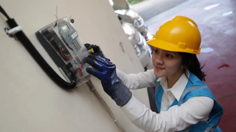 Petugas PLN (KoranPerdjoeangan.com)