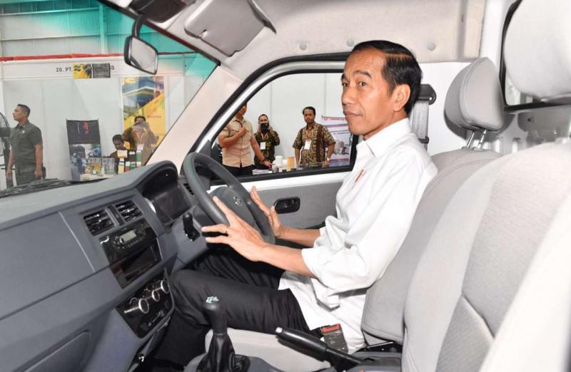 Presiden Joko Widodo saat menjajal Bima Esemka (Timlo.net)