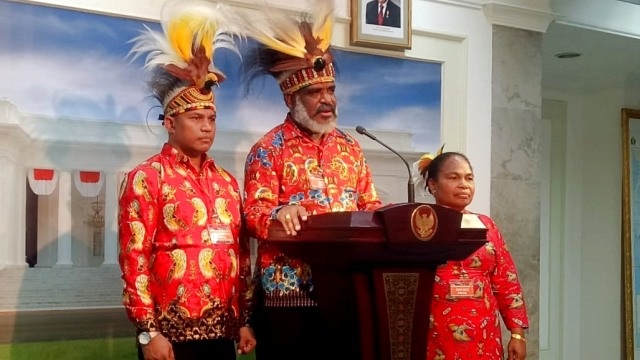 Ketua Rombongan Tokoh Papua yang bertemu Presiden Joko Widodo di Istana Negara, Abisai Rollo (tengah) (Kumparan)