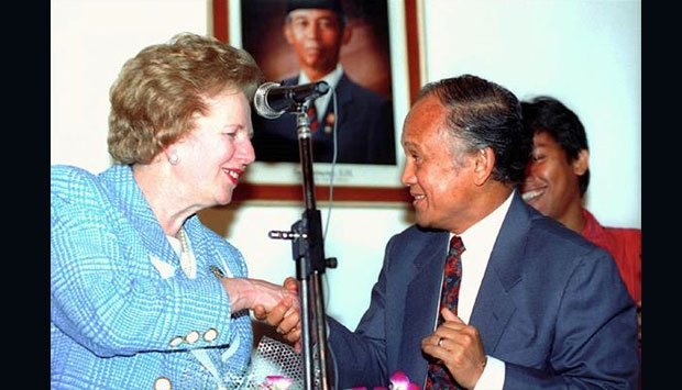 Margaret Thatcher berjabat tangan dengan BJ Habibie saat kunjungannya ke Indonesia tahun 1985. Dok. (Tempo)