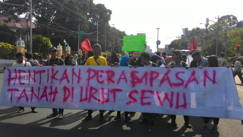 Protes warga Urutsewu (greenblacknews.blogspot.com)