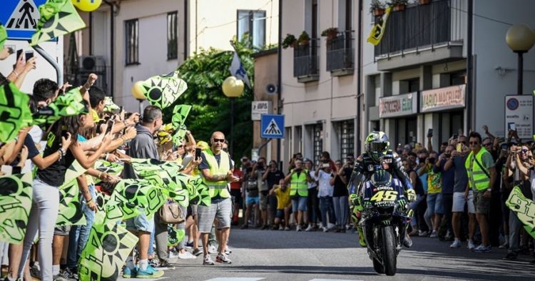 Momen Valentino Rossi pulang kampung naik motor balap MotoGP. (Brilio)