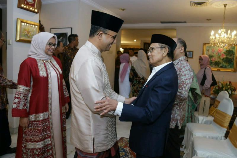 Gubernur DKI Jakarta Anies Baswedan bertemu dengan mendiang Presiden ketiga Indonesia BJ Habibie (Twitter/Anies Baswedan)