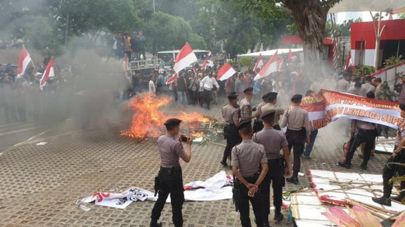 Demo depan KPK berujung rusuh, Jumat (13/9/2019) (batamclick.com)