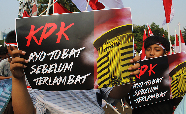 Para demonstran menuntut DPR agar segera melakukan revisi terhadap Undang-undang KPK dan membubarkan wadah pegawai KPK yang diduga dipakai untuk kepentingan politik dan dugaan melakukan calo kasus. (Law-Justice.co/Robinsar Nainggolan)