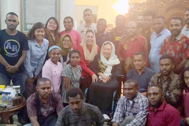 22 Mahasiswa asal Papua yang berkuliah di Bandung, Malang dan Yogyakarta bertemu keluarga almarhum Gus Dur di kediamannya di Ciganjur, Jakarta Selatan. (Gatra)