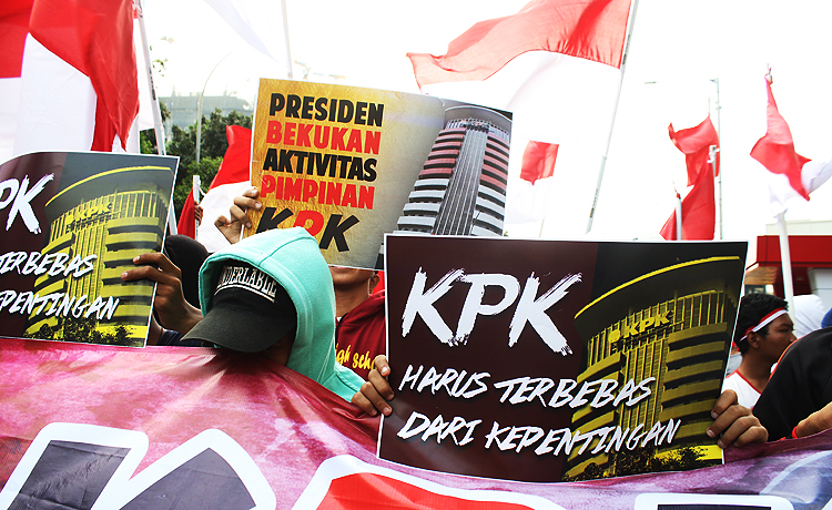 Para demonstran menuntut DPR agar segera melakukan revisi terhadap Undang-undang KPK dan membubarkan wadah pegawai KPK yang diduga dipakai untuk kepentingan politik dan dugaan melakukan calo kasus. (Law-Justice.co Robinsar Nainggolan)