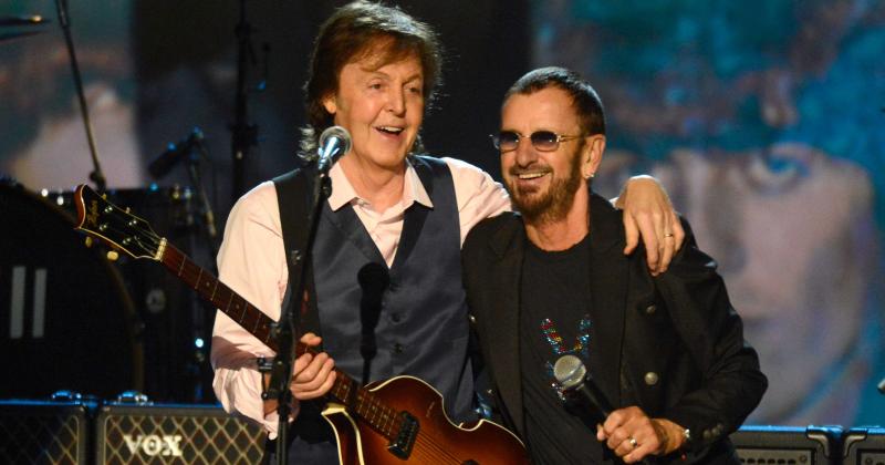 Mantan personil The Beatles  Paul McCartney (kiri) dan Ringo Starr kembali berkolaborasi membawakan lagu milik Jhon Lennon (kevinmazur/wireimage)