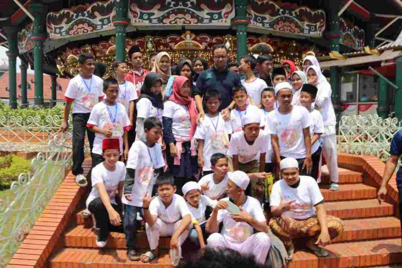 Anies Baswedan Gubernur DKI Jakarta bersama anak-anak yatim (ceknricek.com)