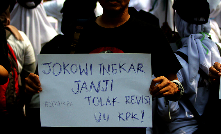 Massa Koalisi Masyarakat Menyelamatkan KPK menggelar aksi di depan gedung DPR RI, Jakarta, selasa (17/9). Mereka menolak Revisi menolak Revisi UU KPK yang telah disahkan DPR, mereka membawa serta poster berisi tolak Revisi UU KPK. (Law-Justice.co, Robinsar Nainggolan)