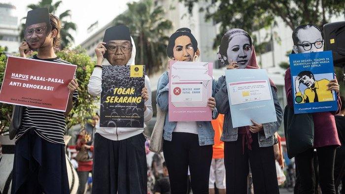 Sekelompok warga dari Aliansi Masyarakat Sipil untuk Keadilan Demokrasi melakukan aksi saat berlangsungnya Hari Bebas Kendaraan Bermotor (HBKB) di kawasan Bundaran HI, Jakarta, Minggu (15/9/2019). (ANTARA)