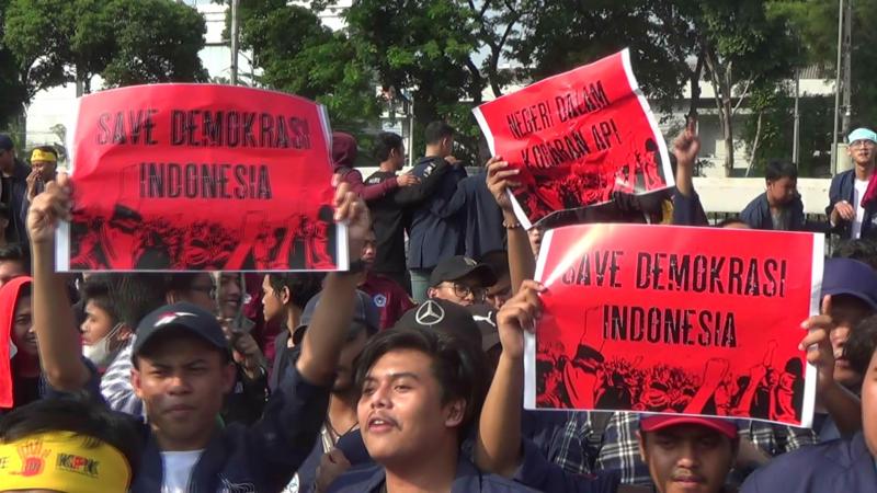 Tolak RUU KUHP-Revisi UU KPK, Mahasiswa Demo DPR (law-justice.co/ Deni Hardimansyah)