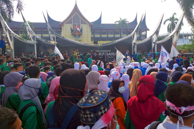 Ratusan mahasiswa yang tergabung dalam Aliansi Badan Eksekutif Mahasiswa Seluruh Indonesia (BEM-SI) Sumatra Barat (Sumbar), melakukan unjuk rasa Minta Jokowi Mundur. (idtoday.co)