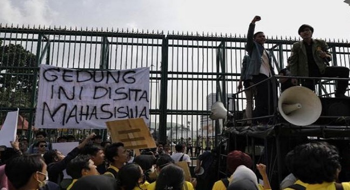 Demonstrasi Mahasiswa di Depan Gedung DPR Tolak RUU KUHP (gardaindonews.com)