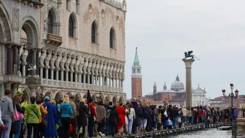 Over-turisme ditenggarai menjadi penyebab wisatawan melakukan pelanggaran di Venezia, termasuk berenang tanpa busana (getty)