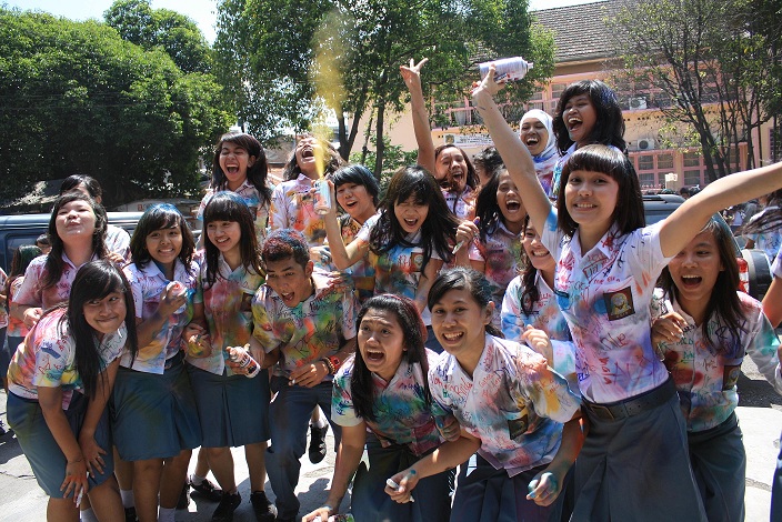 Remaja Indonesia usai pengumuman lulus sekolah (iKurniawan)