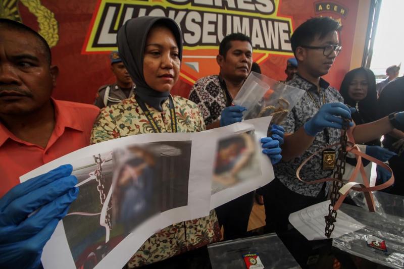 Polisi ungkap kasus eksploitasi anak di Aceh. Korban MS (9) dirantai dan dipaksa mengemis oleh orang tua (medcom.id)
