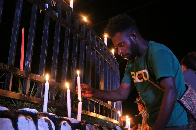 Aksi menyalakan lilin oleh warga Papua (mediaindonesia.com)