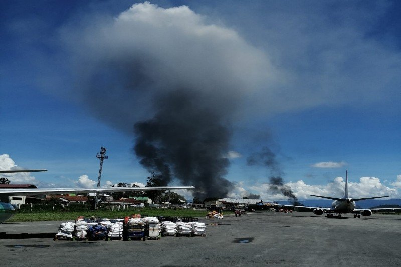 Rusuh di Sekitar Bandara Wamena, Asap Membubung dari Bangunan dan Kantor yang Dibakar. (Dok.istimewa)