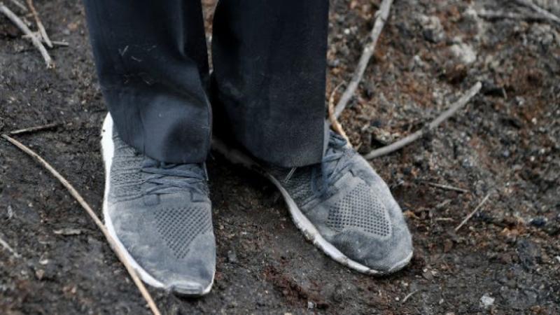 Jokowi Pamer Sepatu Kotor Usai Tinjau Karhutla di Riau. (Harianaceh)