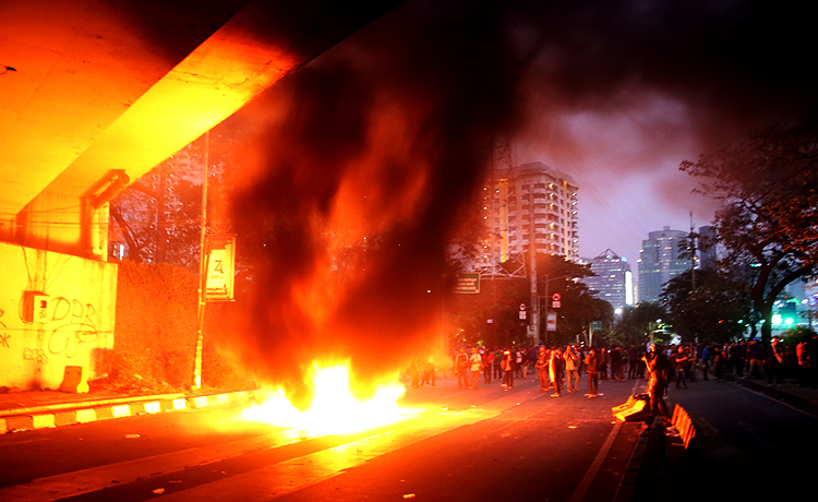 Demonstrasi berakhir bentrok (foto: Robinsar Nainggolan/Law-Justice.co)