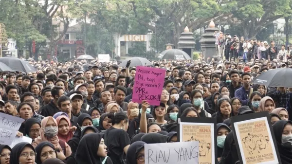 Viral, pedagang bagikan buah kepada mahasiswa yang demo di Gejayan (Foto: inibaru)