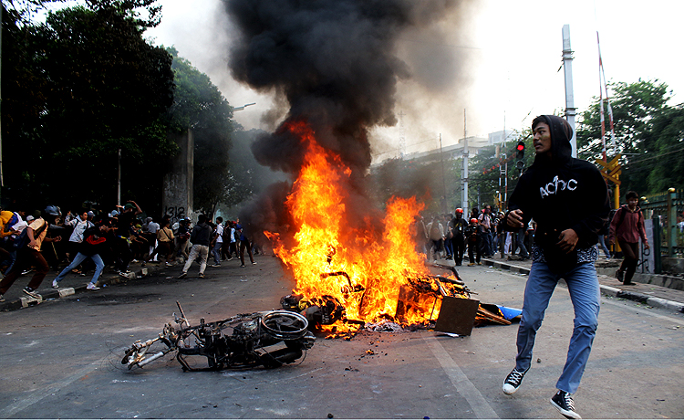 Demonstrasi yang berlangsung hingga malam hari ini mengakibatkan beberapa lampu pengatur lalu lintas dan beberapa sepeda motor turut dibakar massa dan juga merusak Pos Polisi DPR. Robinsar Nainggolan