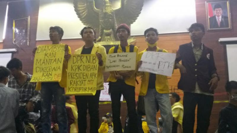 Aksi Mahasiswa di Padang, Sumatera Barat. (Harianaceh)