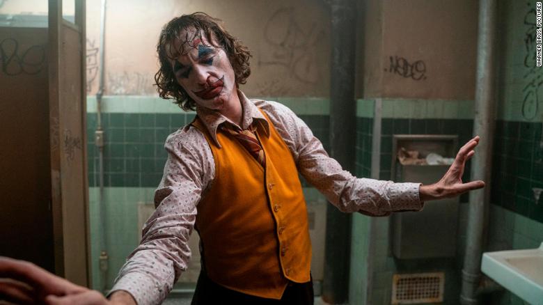 Aktor Joaquin Phoenix menjadi Joker di film terbaru (foto: CNN)