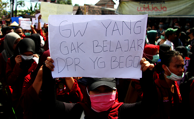 Dalam aksi demonstrasi yang diikuti oleh ribuan mahasiswa dari berbagai universitas di Yogyakarta itu, mereka menolak segala bentuk pelemahan terhadap upaya pemberantasan korupsi serta mendesak pemerintah dan DPR mencabut UU KPK yang sudah disahkan. Robinsar Nainggolan