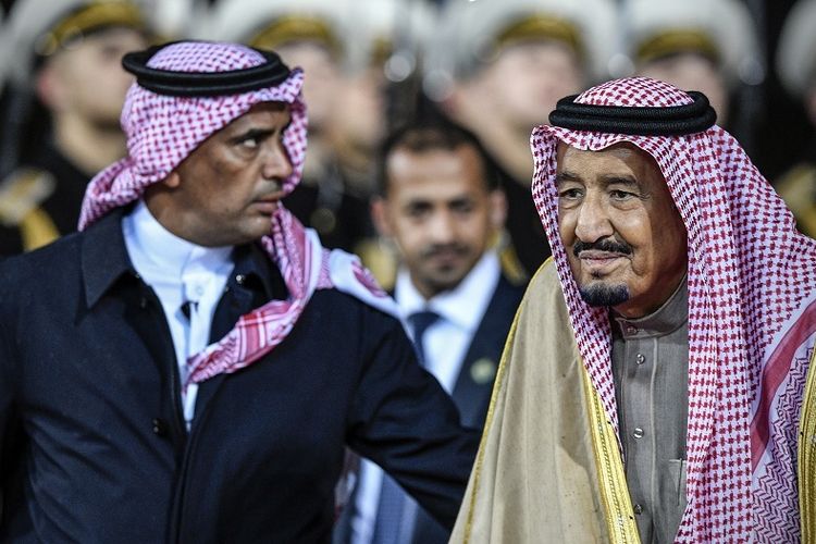 Jenderal Abelaziz al-Fagham (kiri), saat bertugas mengawal Raja Arab Saudi Salman bin Abdulaziz. (Tribunnews)