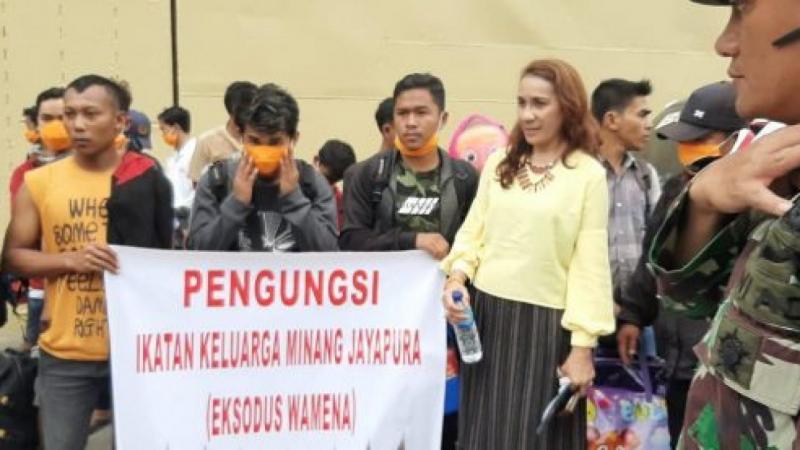 Warga Minang yang berniat meninggalkan Wamena karena kerusuhan yang terjadi di sana beberapa waktu lalu (topsatu.com)