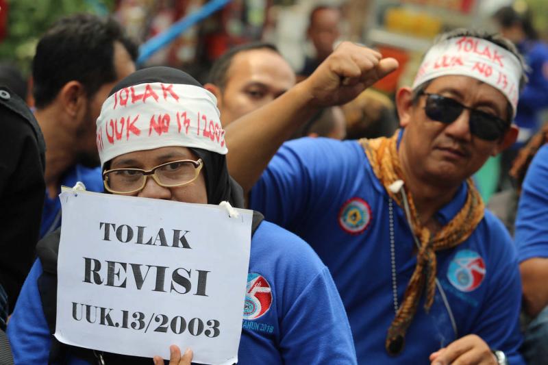 Aksi demo buruh tolak revisi UU Ketenagakerjaan (Ayobandung.com)