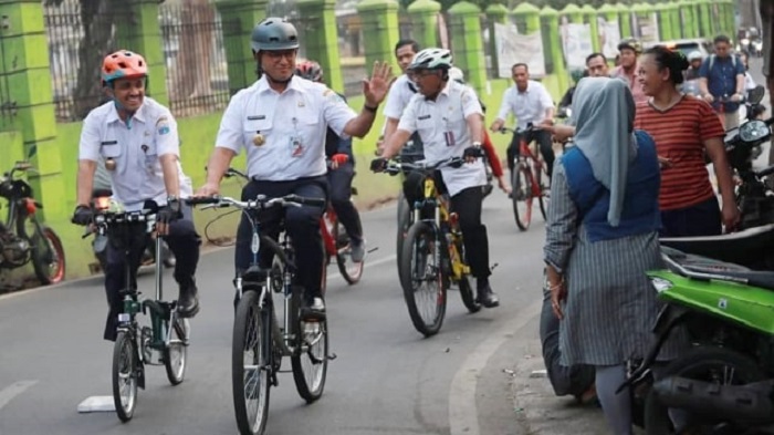 Gubernur DKI Jakarta Anies Baswedan Bersepeda sambil menyapa warga. (kompas)