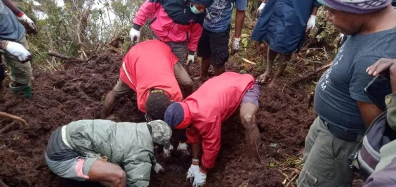 Proses penemuan jenazah lima warga Mbua di sekitar Gua Batu (Jubi)