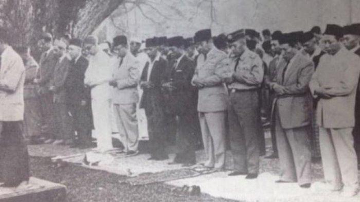 Presiden Sukarno bersama para pejabat sipil dan militer serta duta-duta besar melaksanakan salat Idul adha di halaman Istana Merdeka, Jakarta, 14 Mei 1962. (Historia)