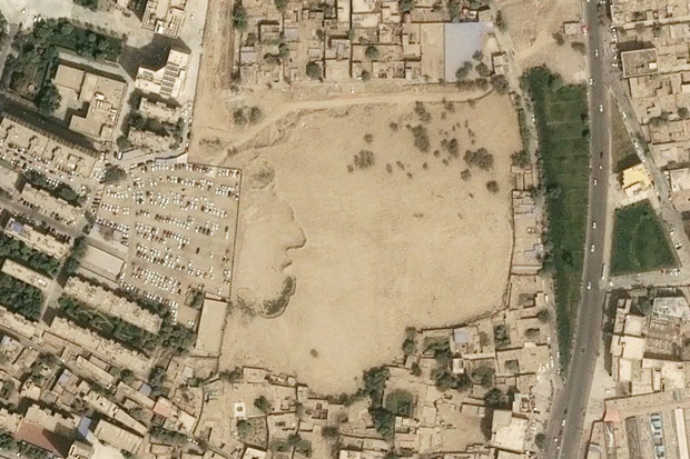 Gambar satelit menunjukkan pemakaman Sulanim (C) di Hotan, provinsi Xinjiang pada 6 Agustus. (Sindonews)
