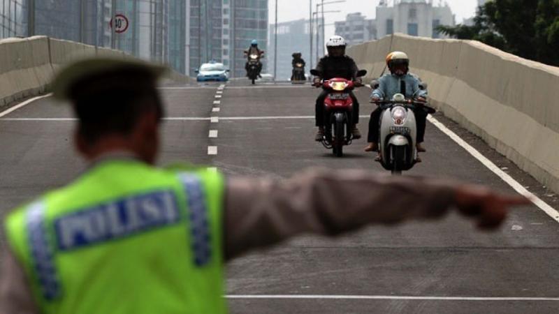 Polisi tilang pengendara yang melanggar lalu lintas (reqnews.com)