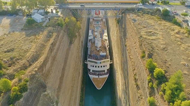 Kapal Pesiar Braemar melintasi terusan tersempit di dunia (foto: DailyMail)