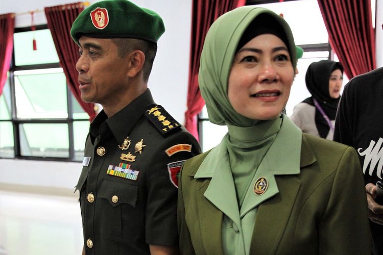 Mantan Dandim Kendari, Kolonel Hendi Suhendi (HS) dan istrinya Irma Nasution (kompas)