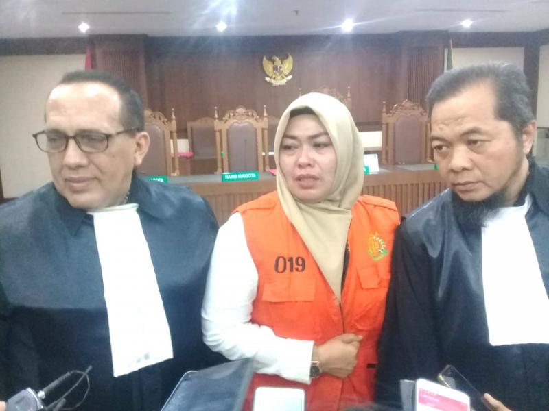 Ina Yuniarti, terdakwa penyebar video ancaman penggal kepala Presiden Joko Widodo (Jokowi) divonis hakim bebas (sketsindonews.com)